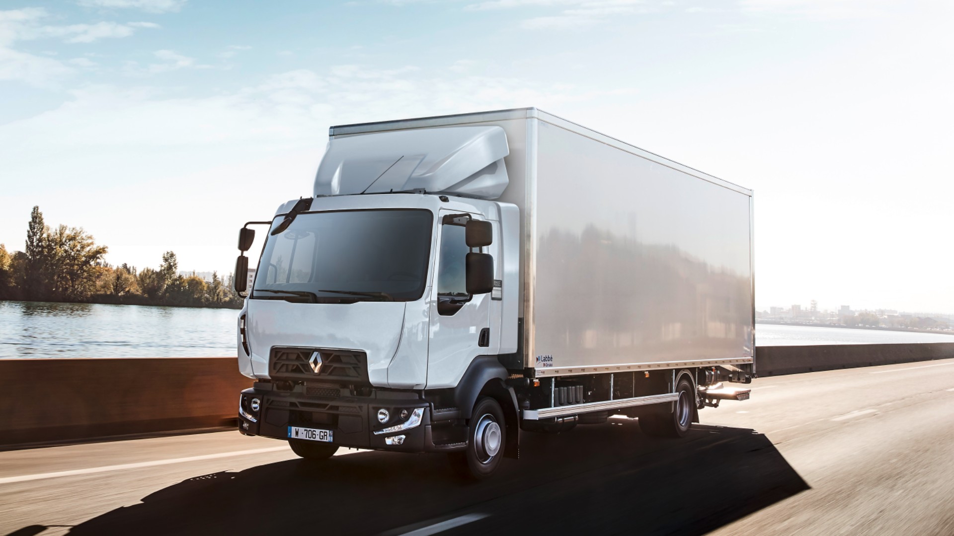 Η Renault Trucks ολοκλήρωσε πρόσφατα τη μετατροπή ενός diesel φορτηγού 12 τόνων, σε ένα πλήρως ηλεκτρικό όχημα μπαταρίας (BEV).